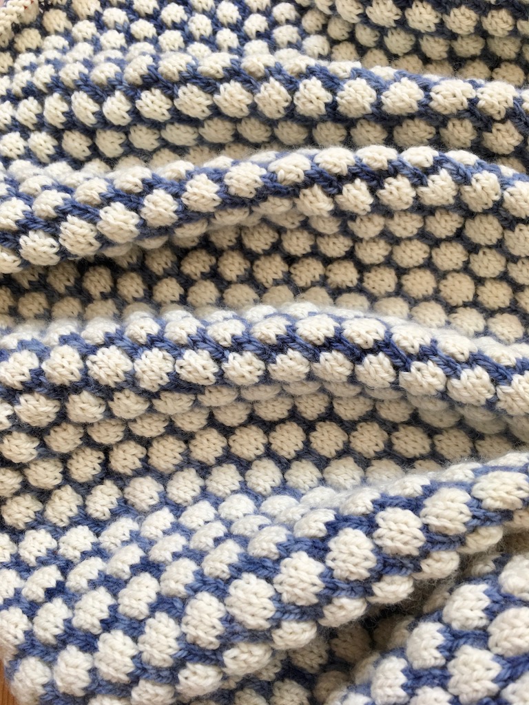 Gestricktes Tuch, blau mit weißen Punkten